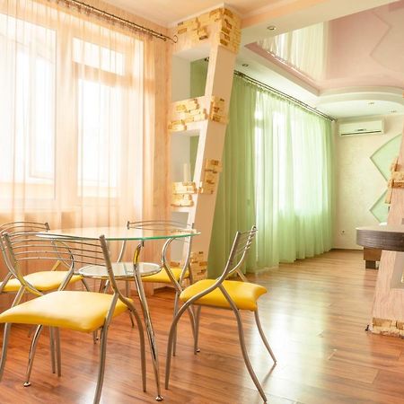 Big Studio Apartment Near River Mall Kiev Bagian luar foto