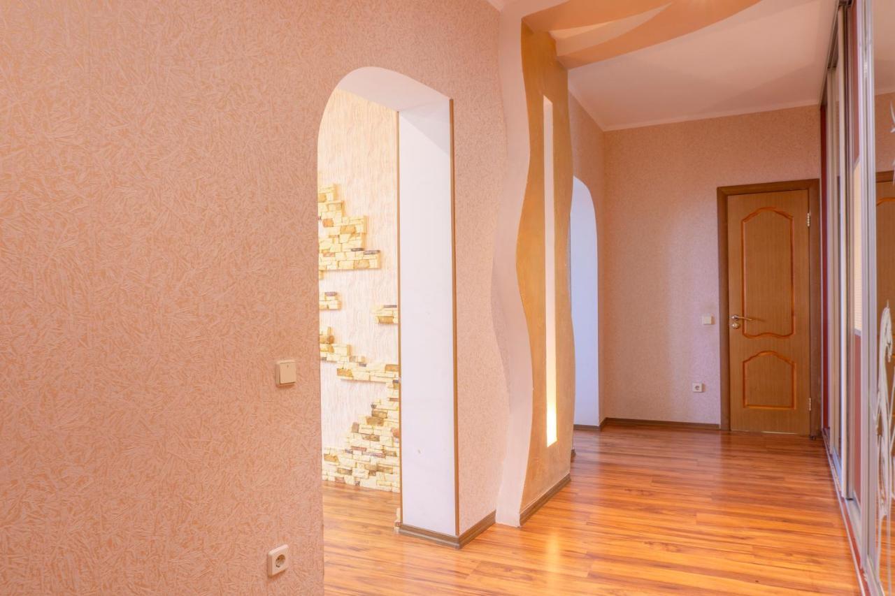 Big Studio Apartment Near River Mall Kiev Bagian luar foto