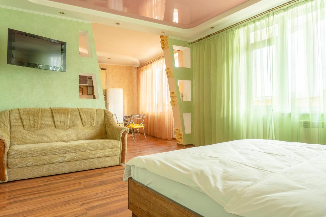 Big Studio Apartment Near River Mall Kiev Bagian luar foto