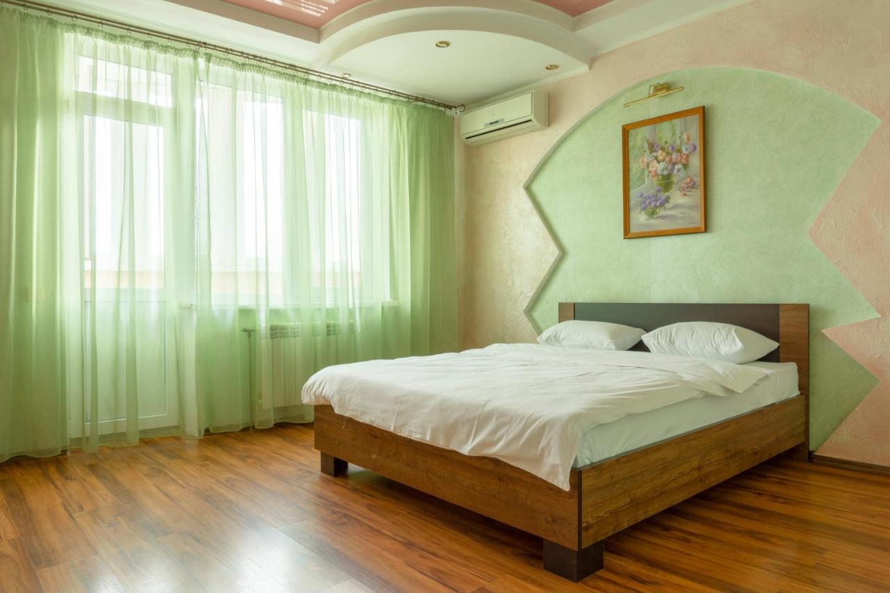 Big Studio Apartment Near River Mall Kiev Bagian luar foto