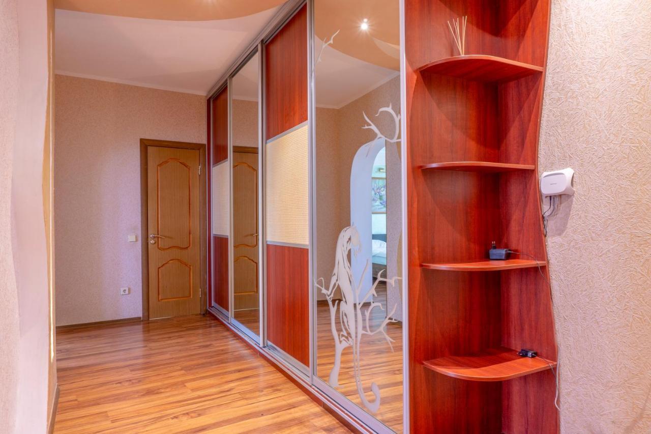Big Studio Apartment Near River Mall Kiev Bagian luar foto