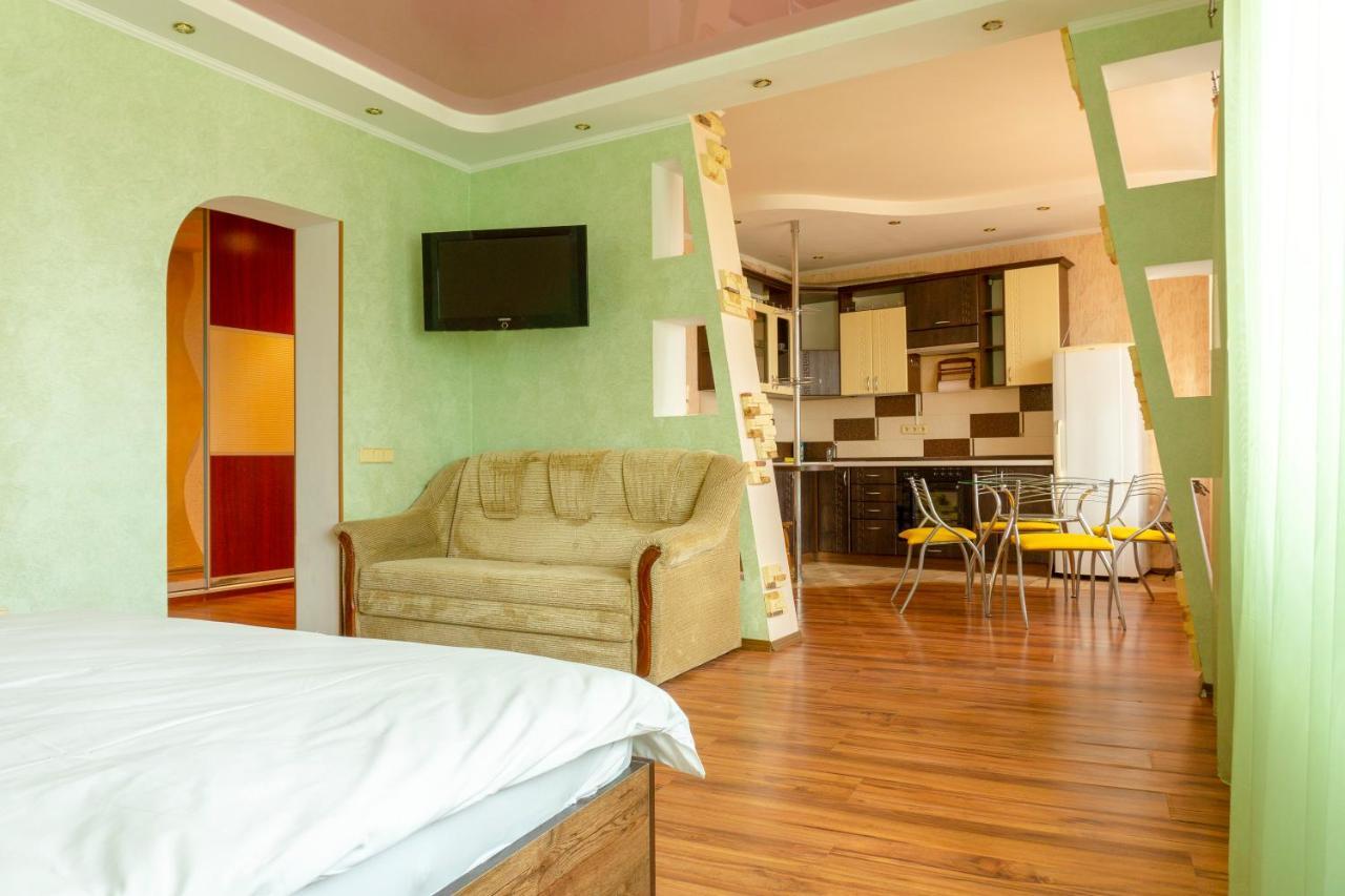 Big Studio Apartment Near River Mall Kiev Bagian luar foto