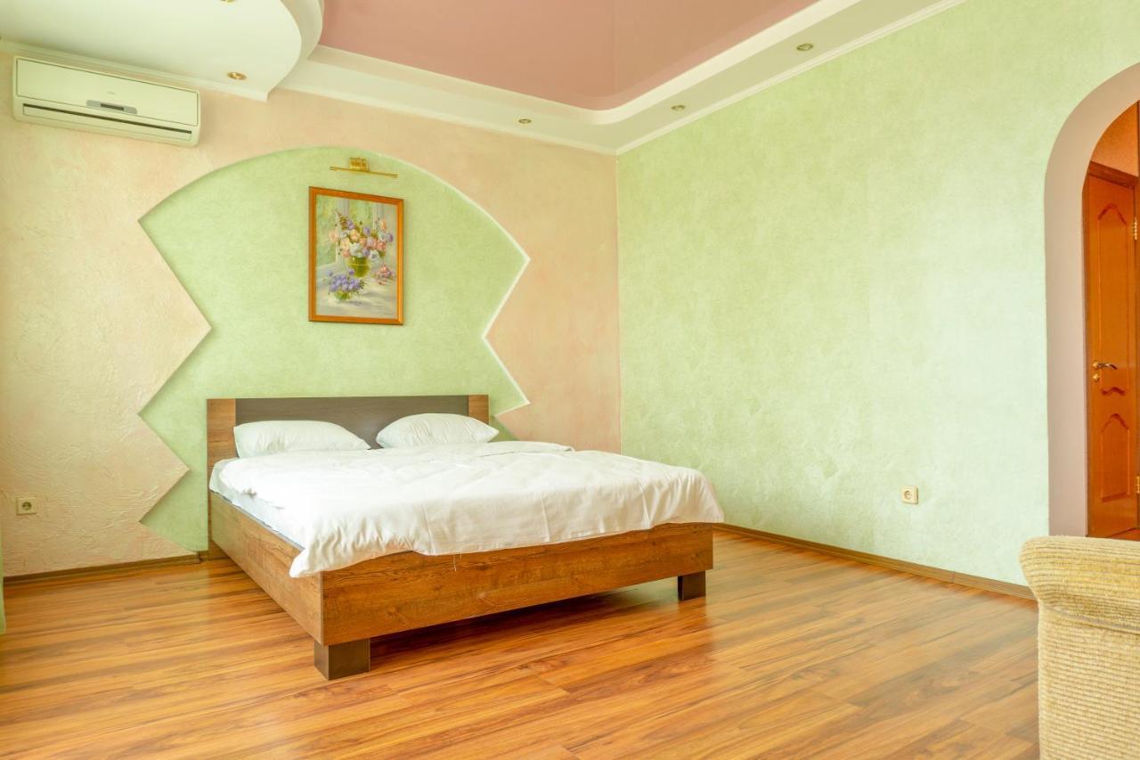 Big Studio Apartment Near River Mall Kiev Bagian luar foto