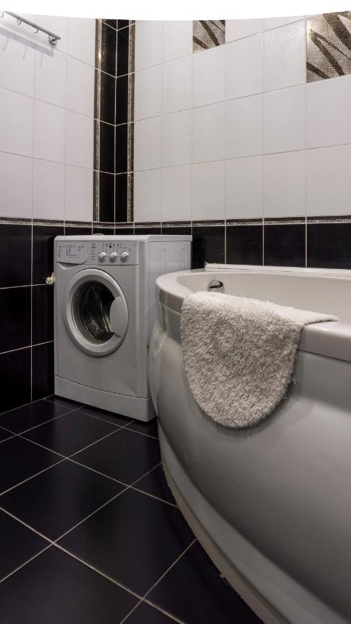 Big Studio Apartment Near River Mall Kiev Bagian luar foto