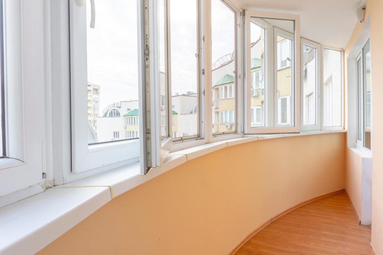 Big Studio Apartment Near River Mall Kiev Bagian luar foto